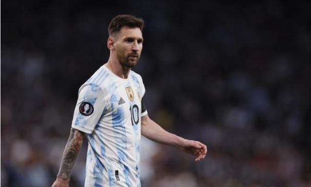 终于见到本人了 没有传说中那么漂亮 不是保安护驾 感觉就是一路人甲